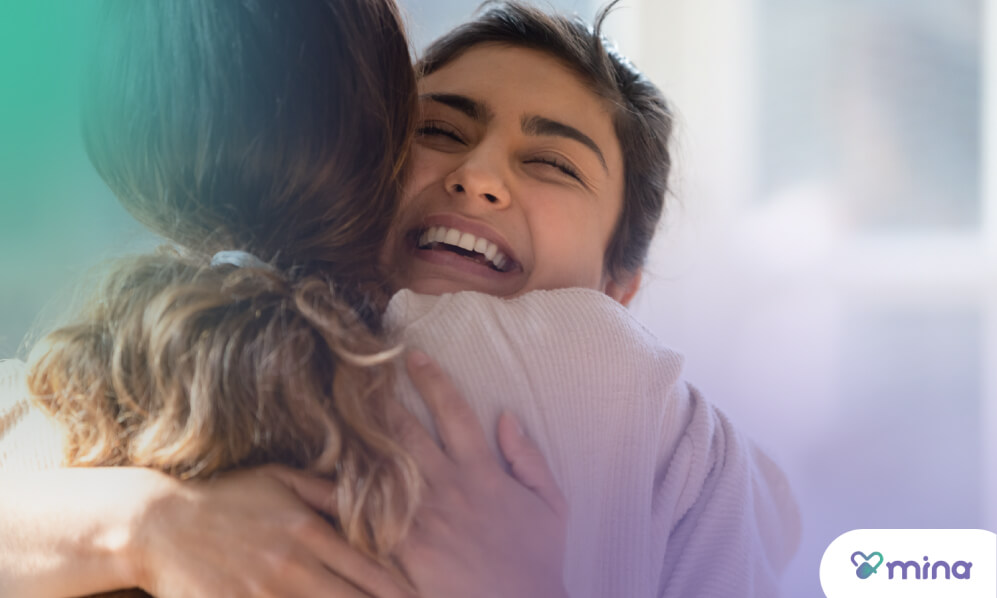 Tener una conexión con familiares y amigos resulta beneficioso para superar un trauma psicológico.