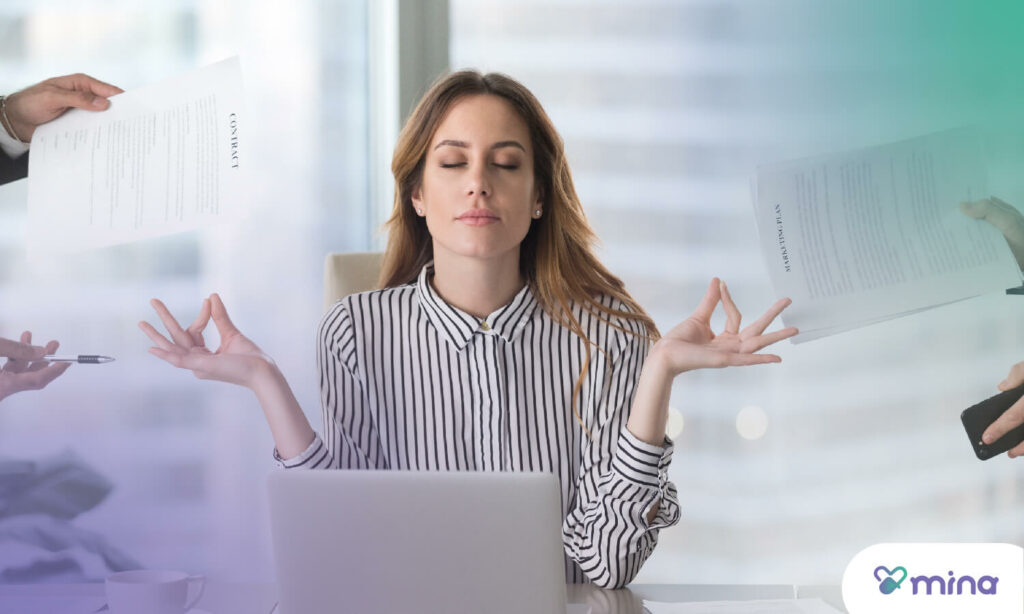 Practicar mindfulness en el trabajo ayuda a reducir el estrés laboral.